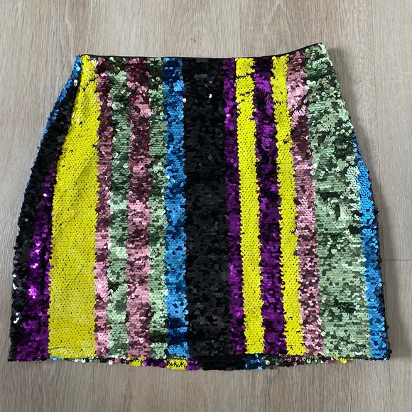 Shiny mini skirt - Picture 2 of 2